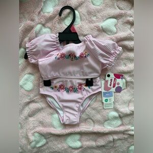 Tags attached, Minnie Mouse bikini,great for family vacations🐭😍👙🎀